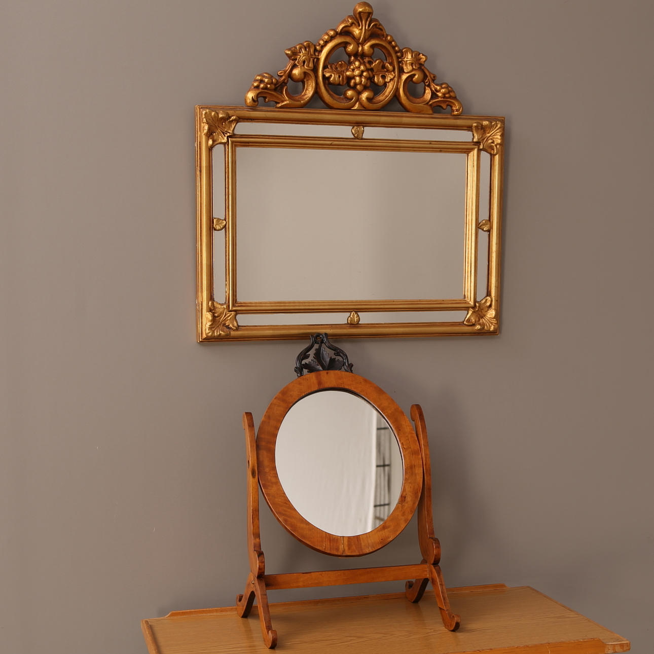 VÄGGSPEGEL + BORDSSPEGEL, båda 18-/1900-tal.