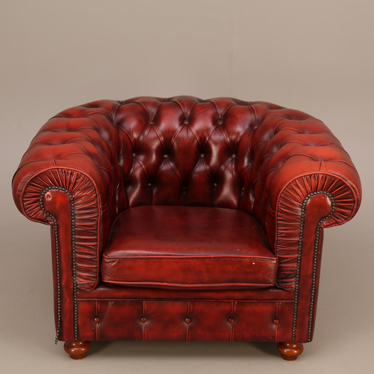 FÅTÖLJ, oxblodsfärgat skinn, Chesterfield-modell, sent 1900-tal.