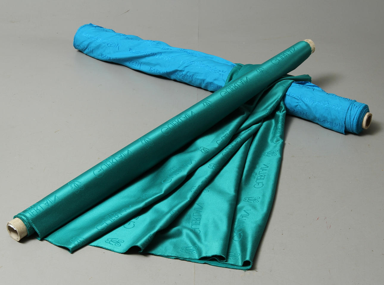 DEKORATIONSTYGER 2 modeller med text "Yves Saint Laurent" samt "Guerlain".