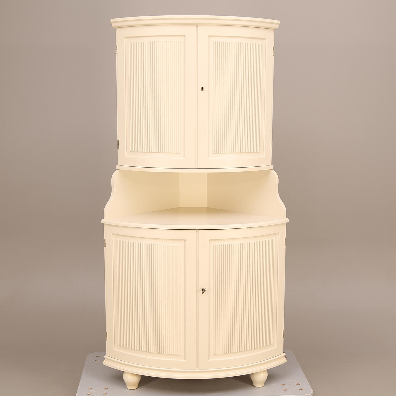 HÖRNSKÅP, vit, gustaviansk stil, två pardörrar, 1900-tal.