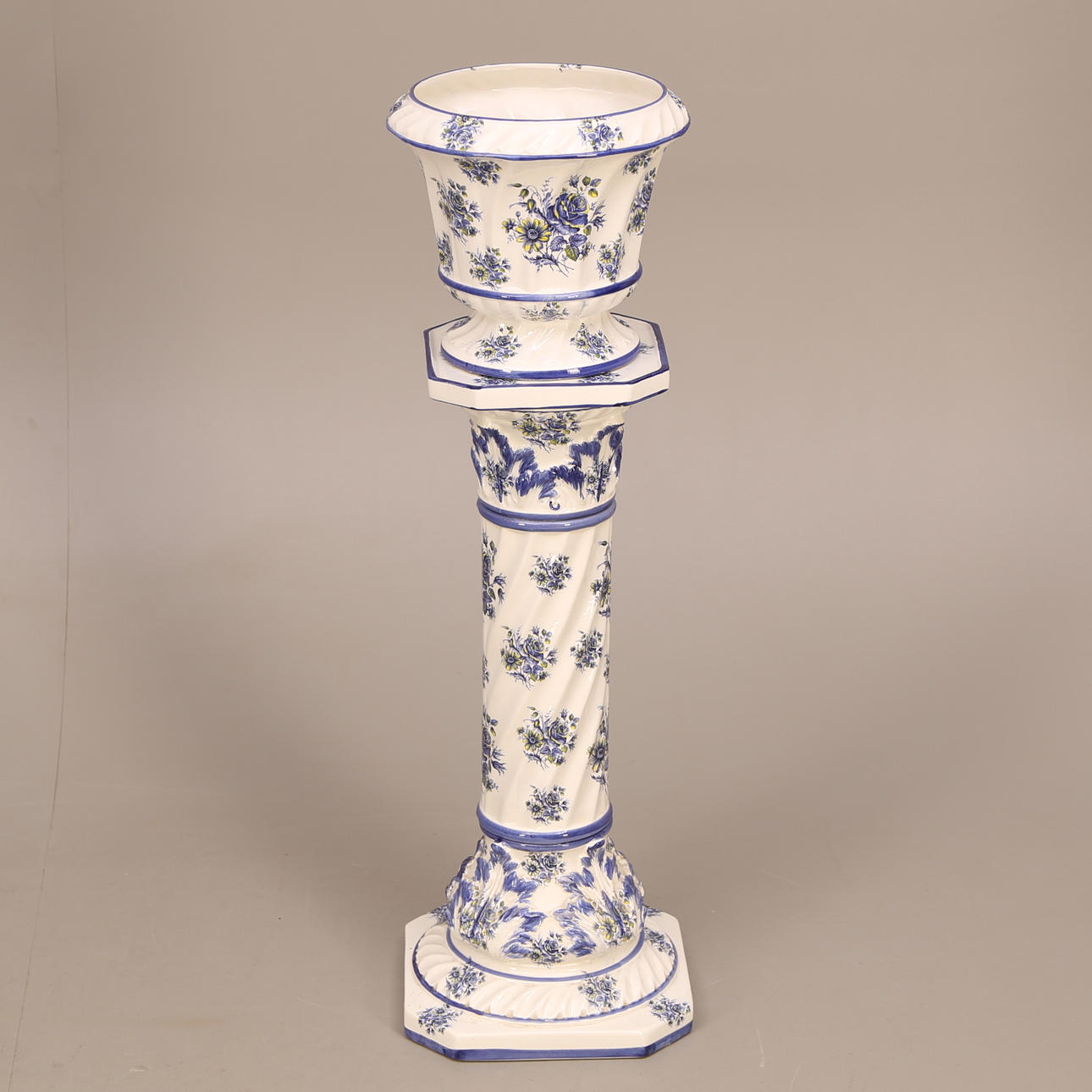 PIEDESTAL med YTTERFODER, porslin, två delar, Capodimonte - Italien, sent 1900-tal.