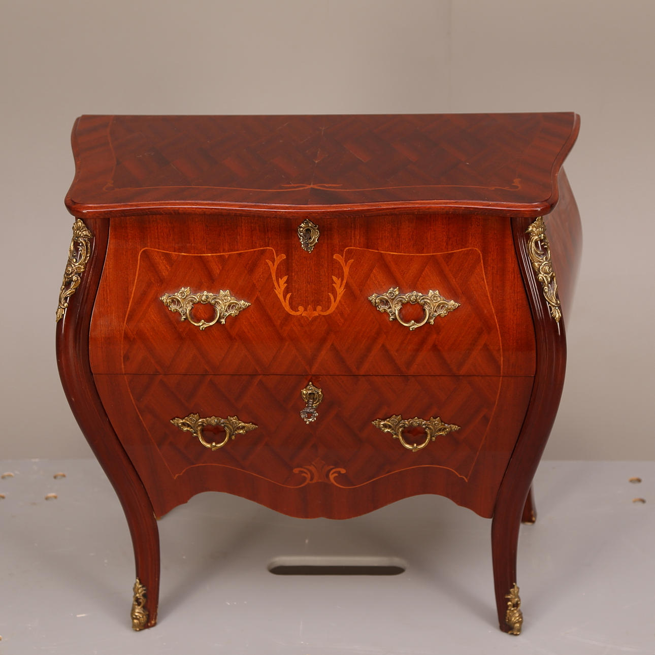 BYRÅ, träskiva, intarsia, mässingsbeslag, två lådor, rokokostil, sent 1900-tal.