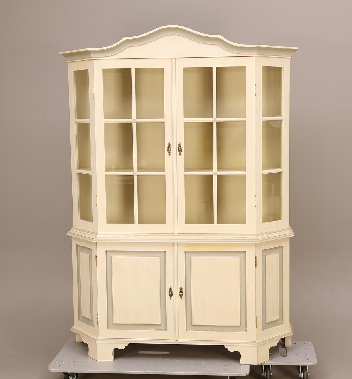 VITRINSKÅP, cremevit, två pardörrar, Drottningholm nr 45 - Åmells Möbler, 1989.