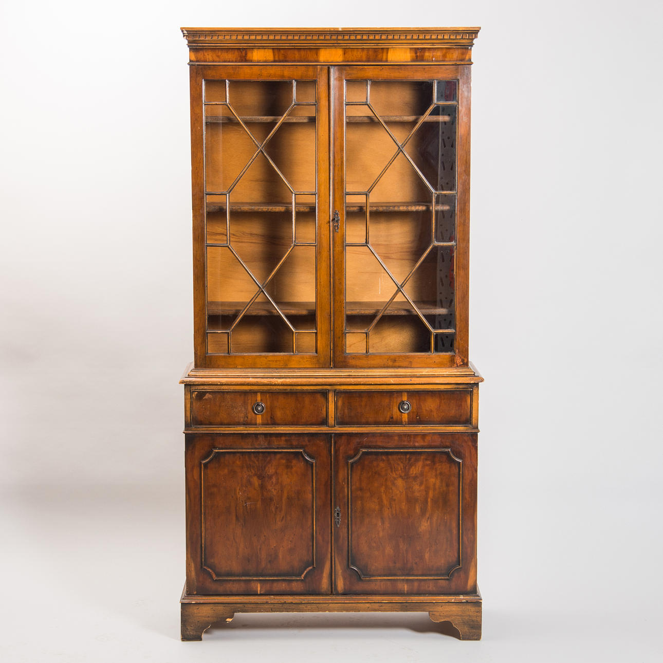 VITRINSKÅP, mahogny, engelsk stil, sent 1900-tal.