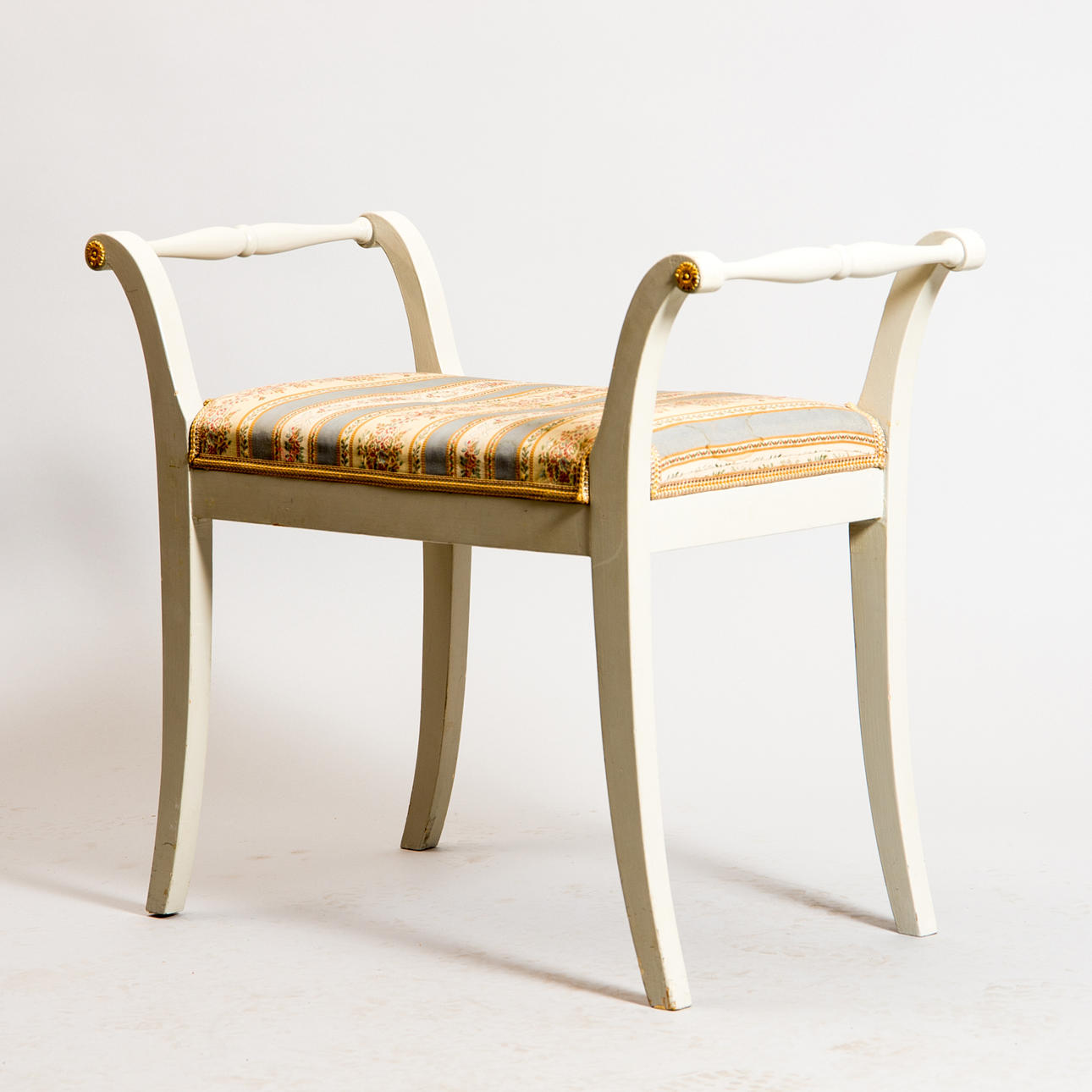 TABURETT, vitmålad, gustaviansk stil,1900-tal.