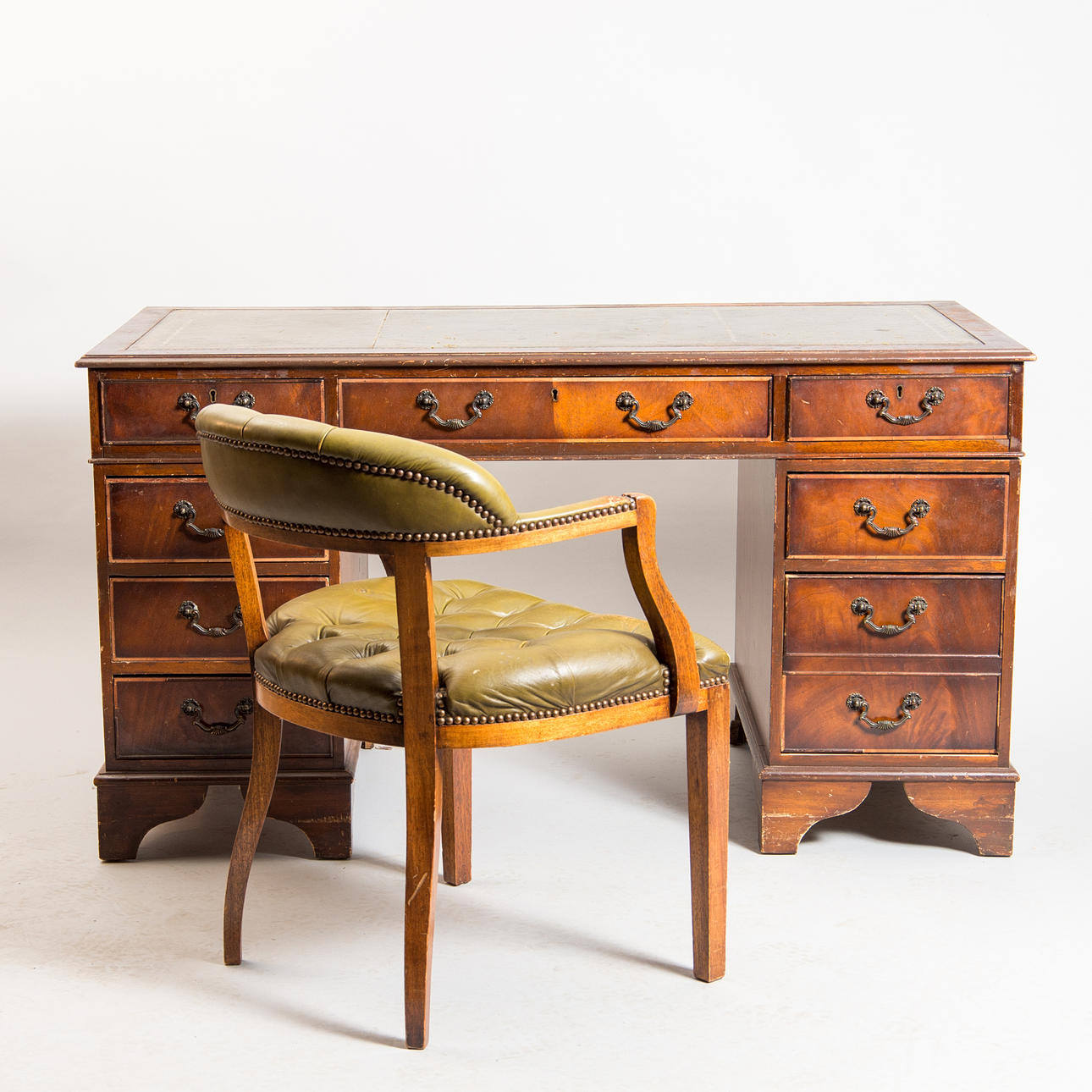 SKRIVBORD MED STOL, mahogny med skinnskiva, engelsk stil.