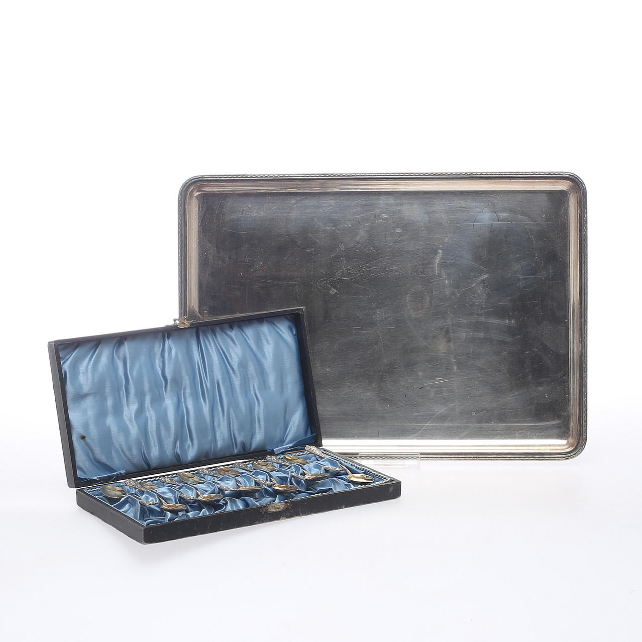 BRICKA samt KAFFESKEDAR i etui, bl a C. G. Råström.