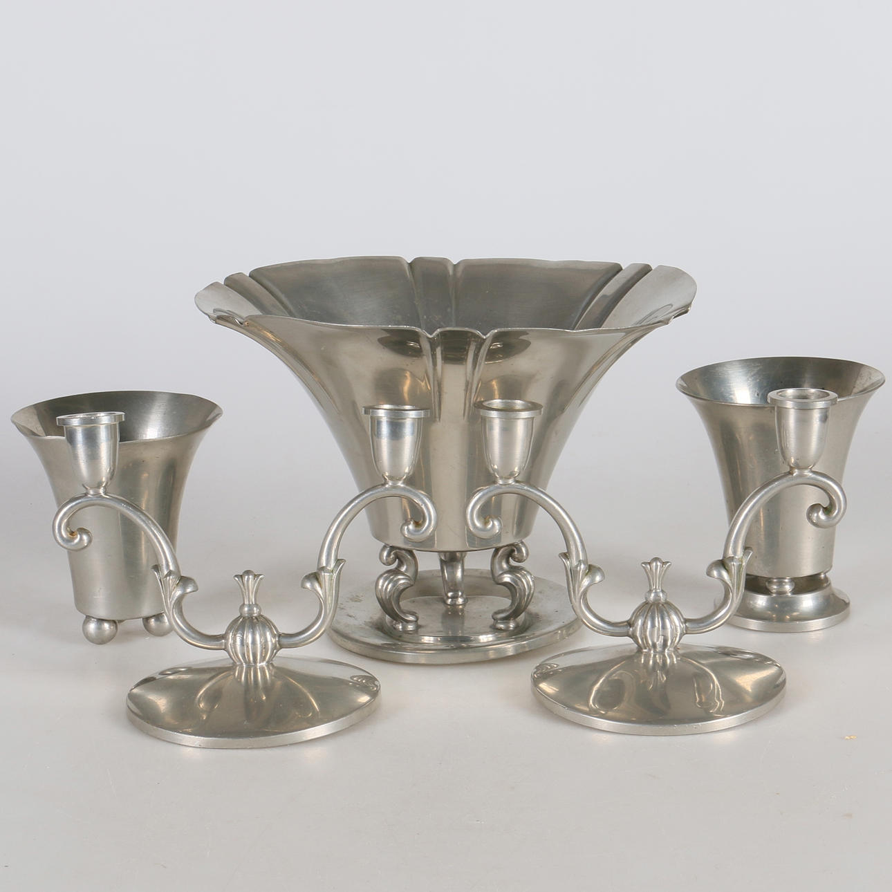 SKÅL, vaser samt kandelabrar, 5 delar, tenn, KE & Co, 1900-talets första hälft.
