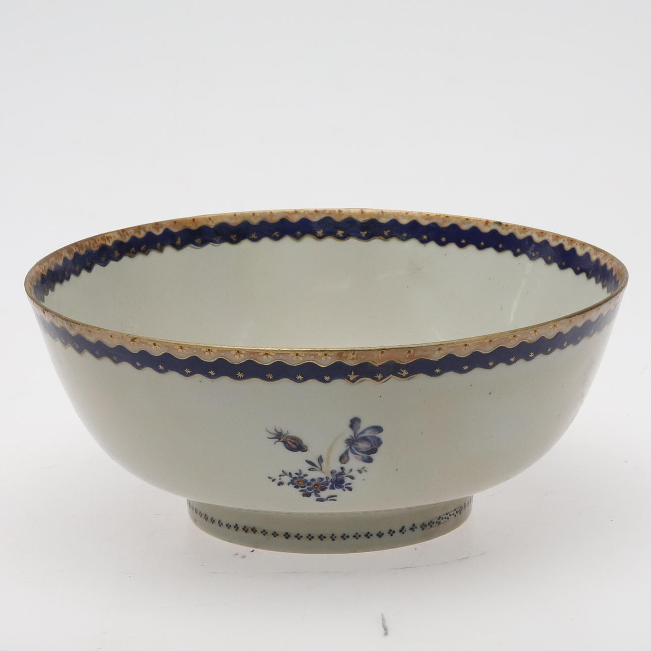 BÅLSKÅL. Porslin, Kina, europeiserande dekor av blomster, 1800-tal