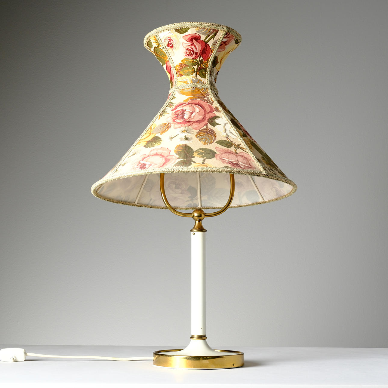 JOSEF FRANK. Bordslampa, modell 2464, Firma Svenskt Tenn, 1900-talets mitt.