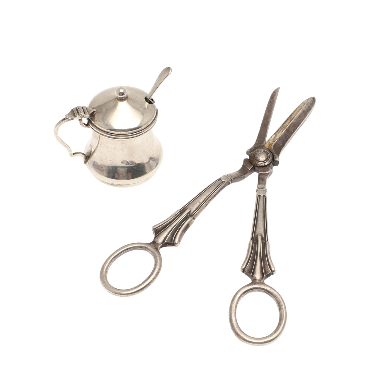 A PAIR OF EDWARDIAN SILVER GRAPE SCISSORS.