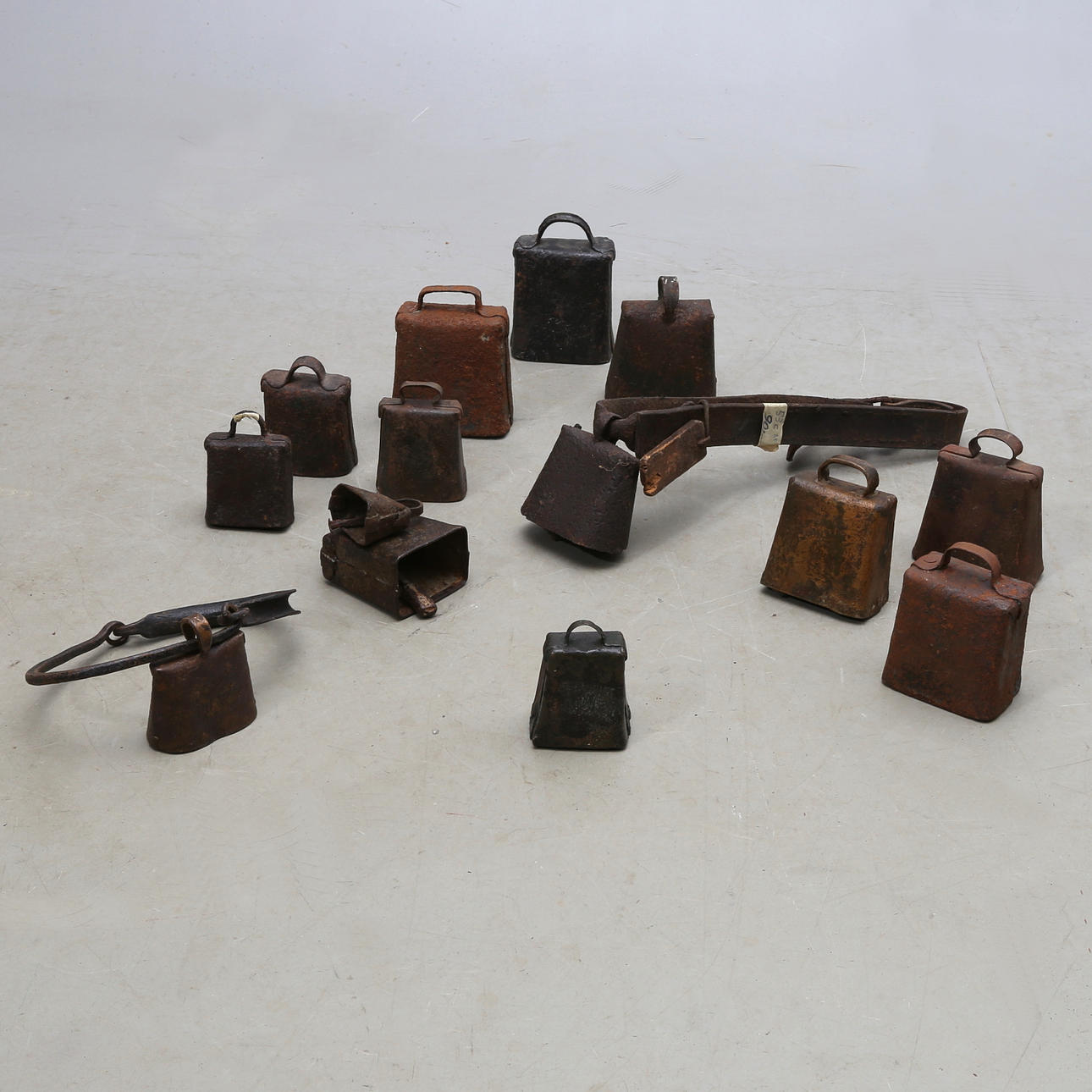 KOSKÄLLOR, 14 st, metall, mestadels 1800-tal.