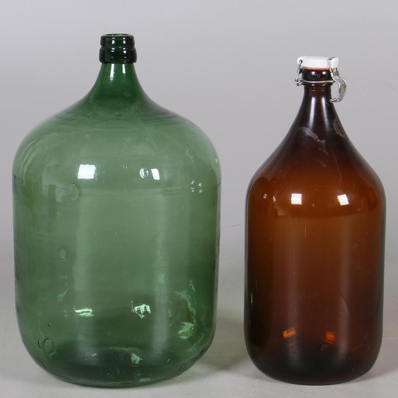 FLASKOR, 2 st. Glas, 1900-talets första hälft.