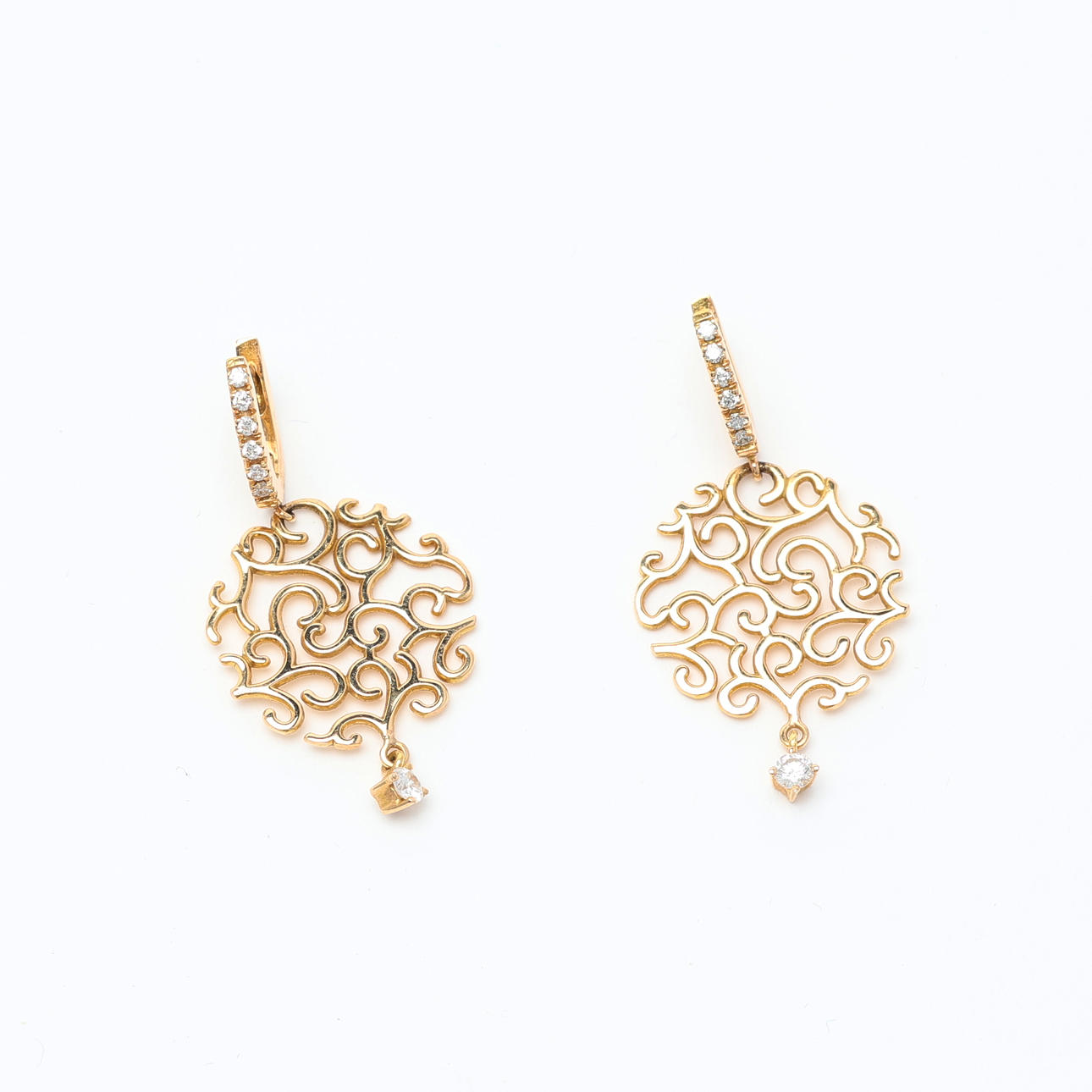EARRINGS, a pair, 18k gold with diamonds.