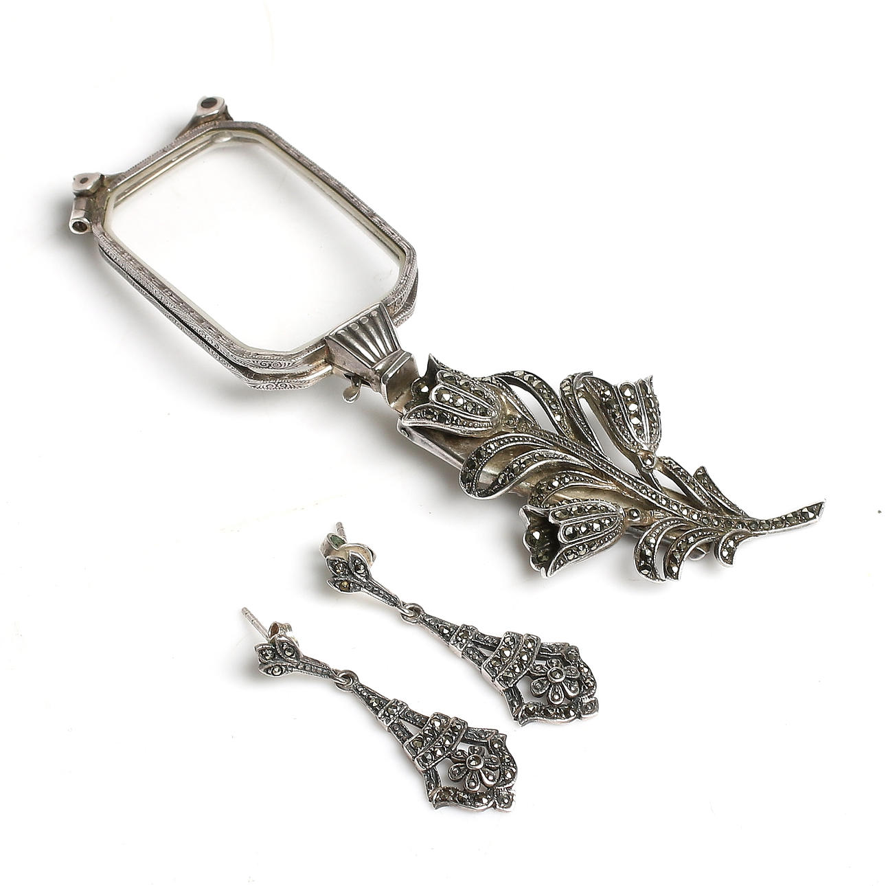 LORGNETT och ÖRHÄNGEN, silver och markasiter, 1900-talets början. Bruttovikt 37 gram.