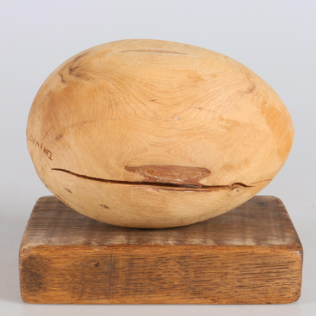 JAN NALIWAJKO. Skulptur, ägg på sockel, trä, signerad.