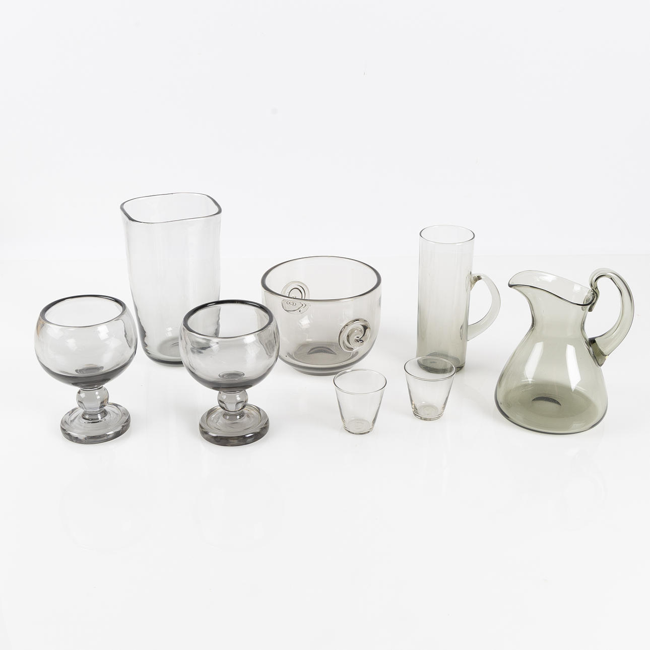 MONICA BRATT. Samling rökfärgat glas, 8 delar, Reijmyre.