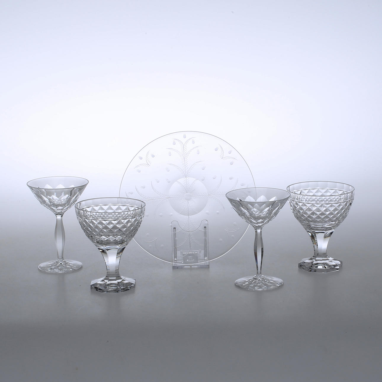 GLAS, 27 delar, starkvinsglas, likörglas samt assietter, Simon Gate, Edward Hald, Orrefors, omkring 1900-talets mitt.