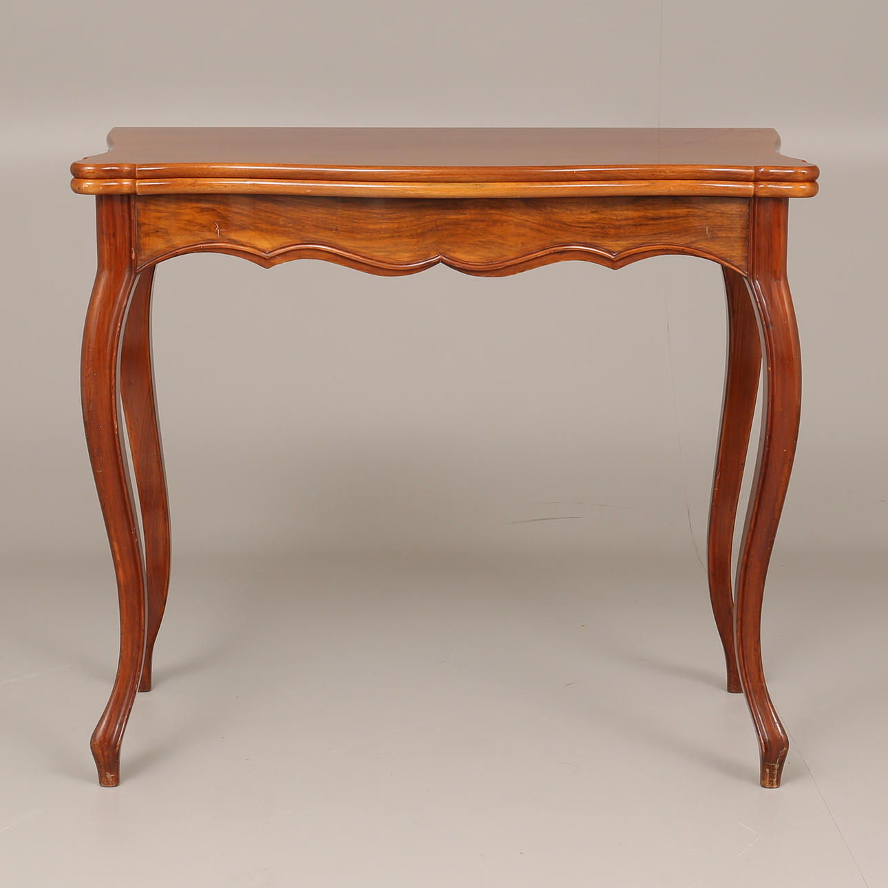 SPELBORD, fanerad med valnöt och mahogny. Nyrokoko. Sent 1800-tal.