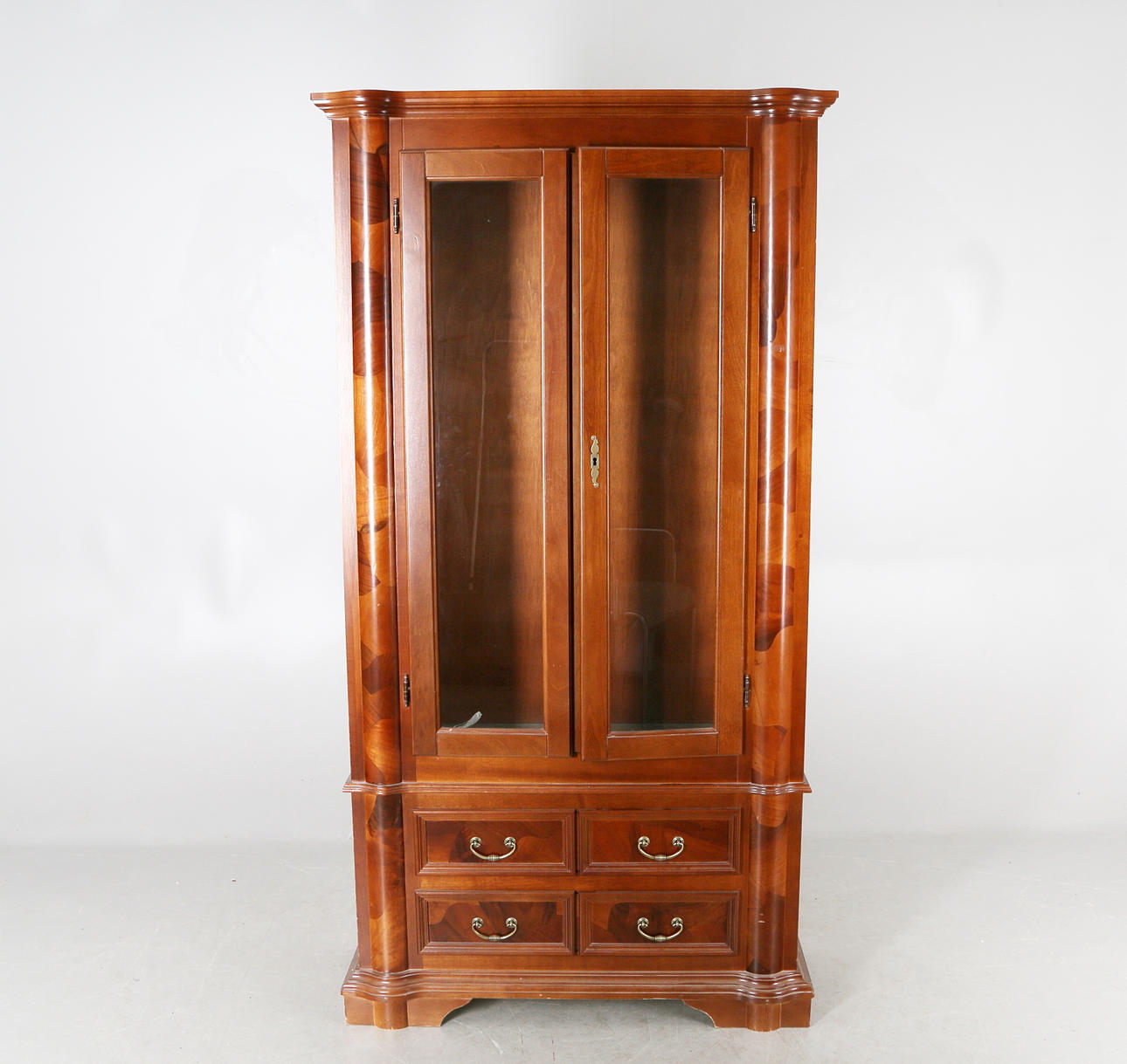 VITRINSKÅP, 2000-tal.