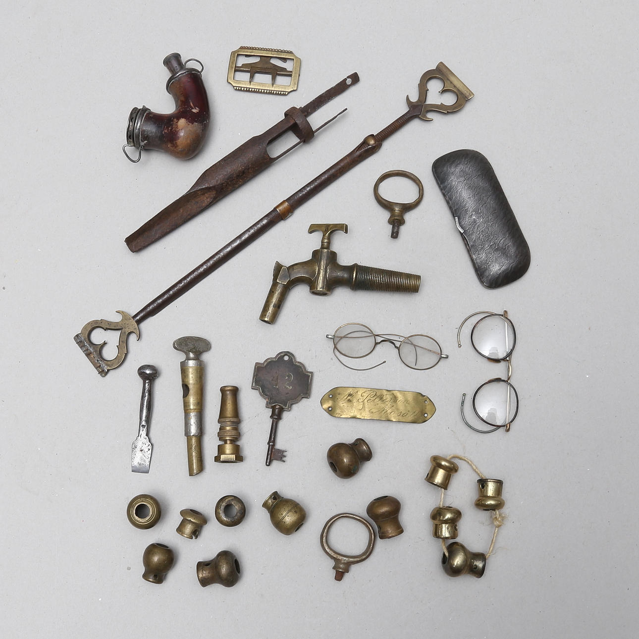 PARTI DIVERSE, 26 delar, metall, främst mässing, verktyg, beslag, skyltar mm.1800-/1900-tal.