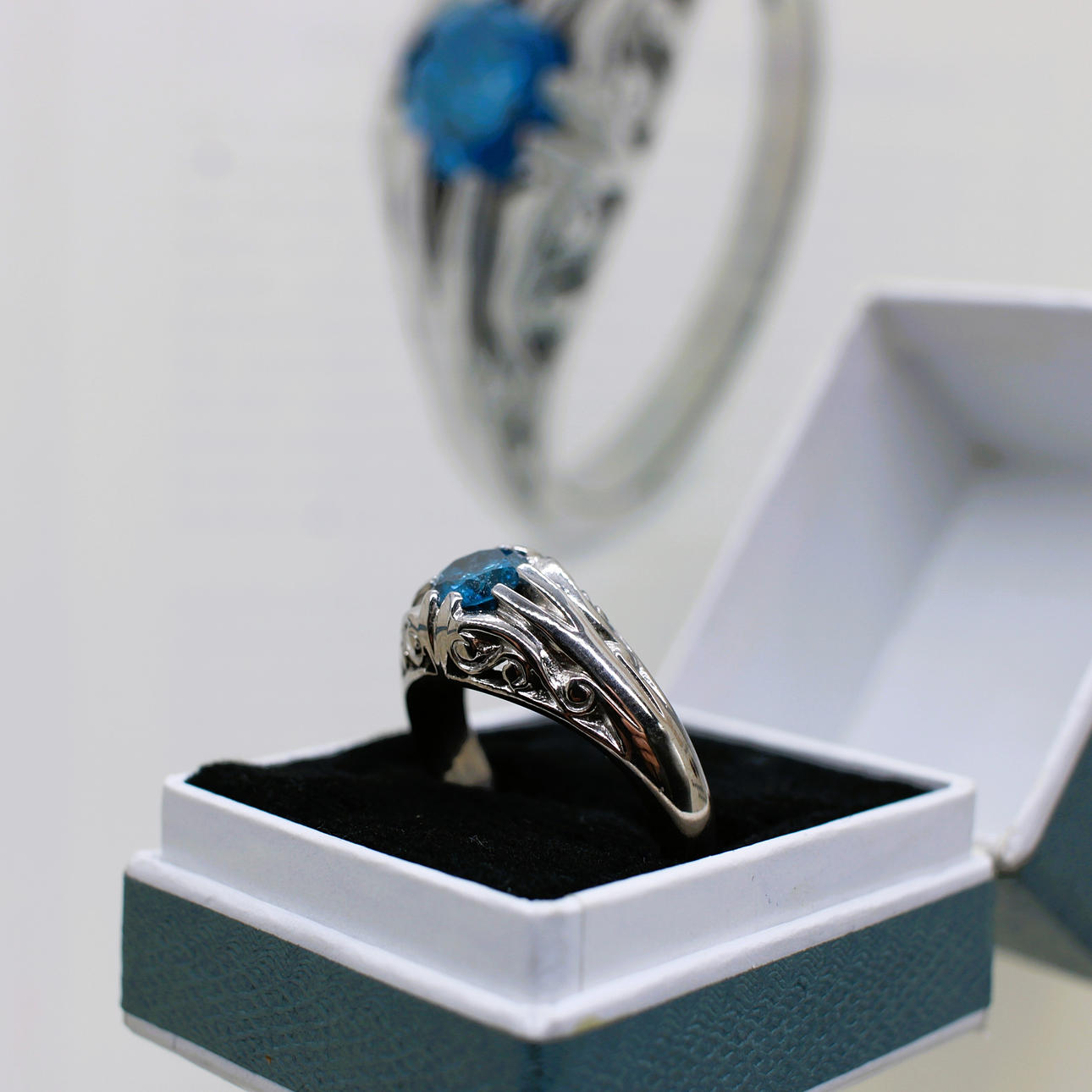 CERTIFIERAD BLÅ DIAMANTSOLITÄRRING.