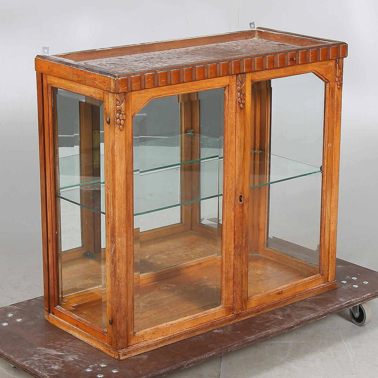 HÄNGVITRINSKÅP, valnöt, jugend, 18/1900-tal.