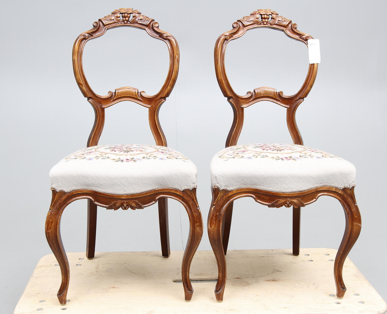 KARMSTOLAR, 1 par, rokokostil, 1900-tal.