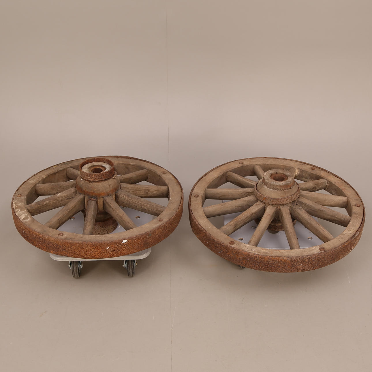 VAGNSHJUL, 2 st, trä / järnbeslag, tidigt 1900-tal.