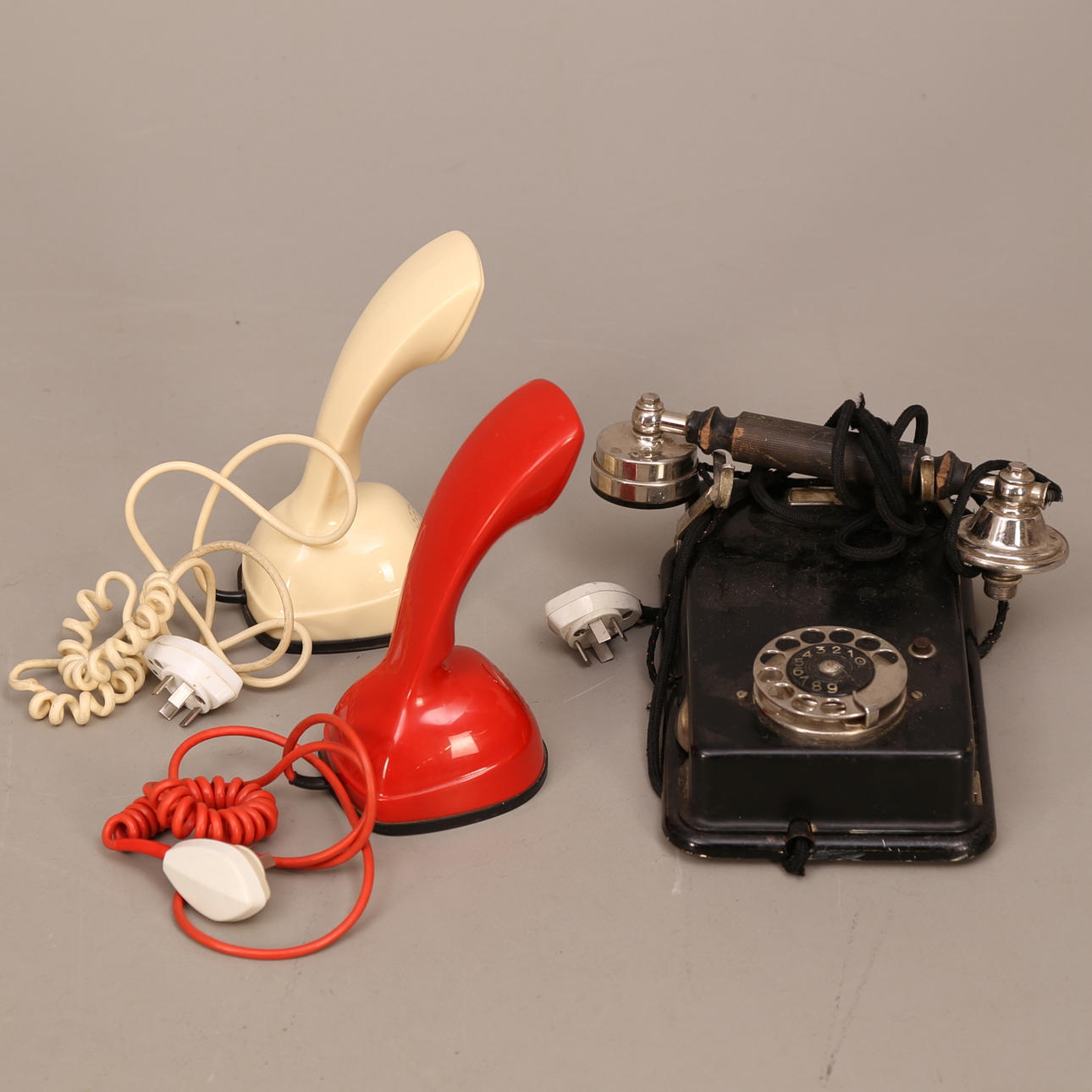 TELEFONER, 3 st, varav 2 st Cobror, 1900-tal.