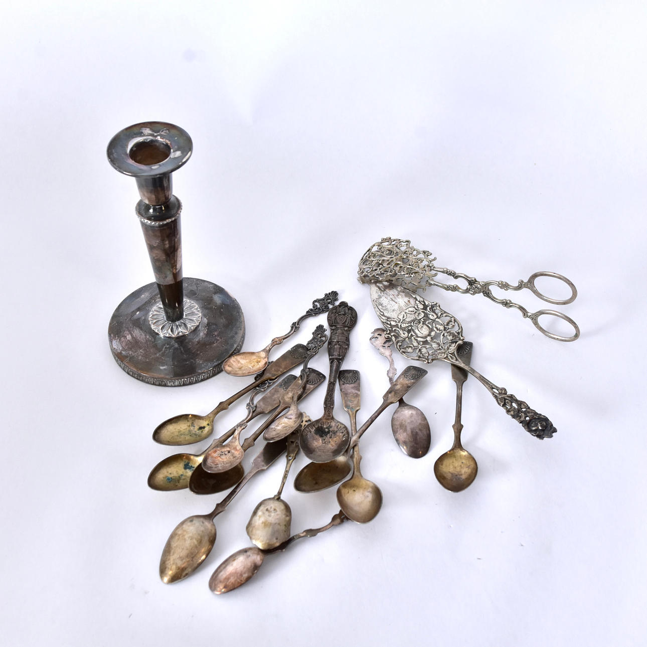 SILVERBESTICK SAMT LJUSSTAKE, 17 delar, 1900-tal.