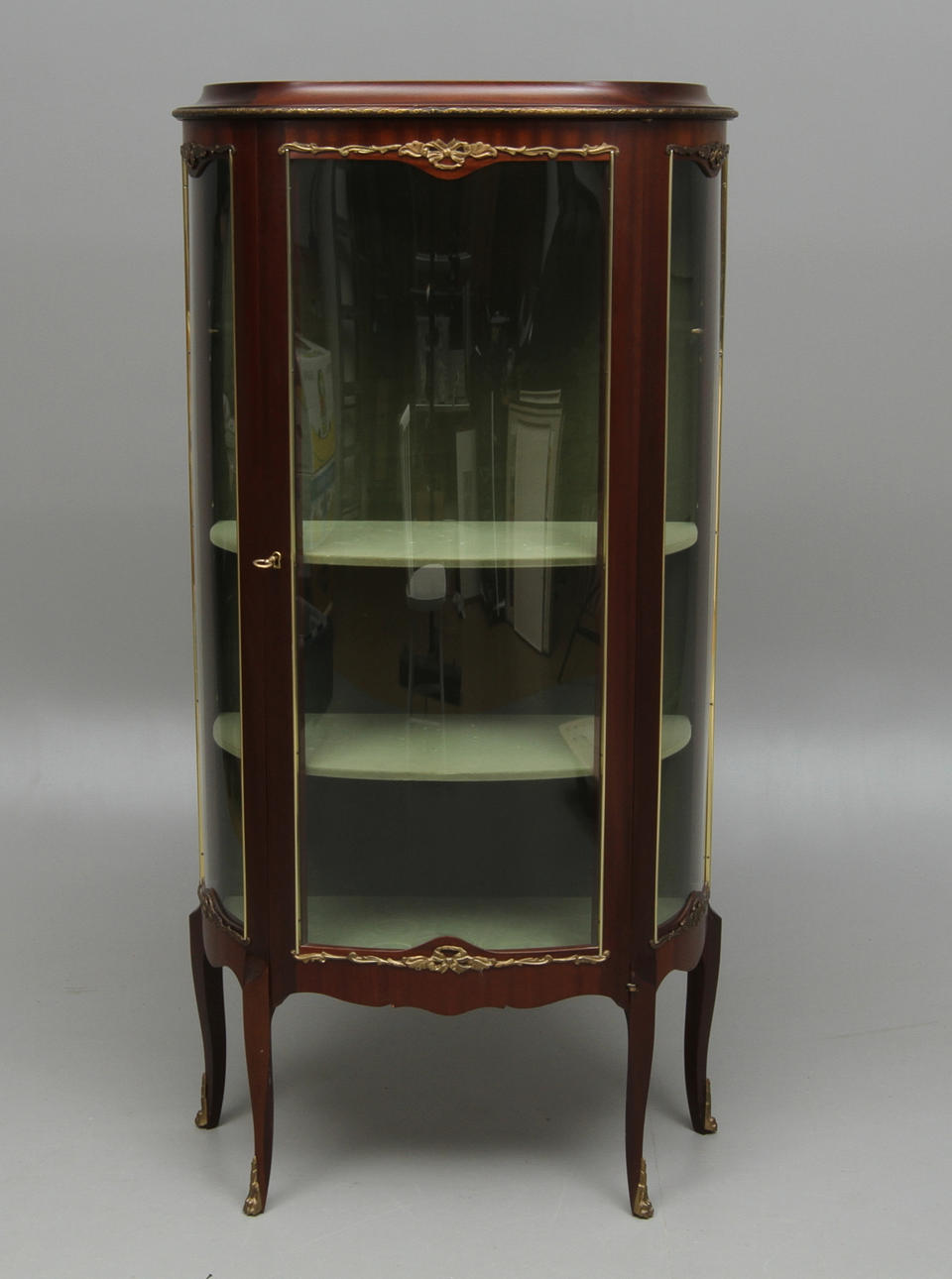 VITRINSKÅP, rokokostil, 1900-tal.