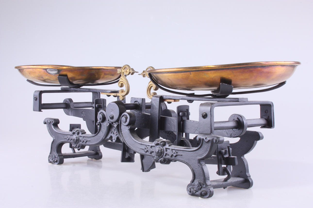 VÅG, med skålar i mässing.