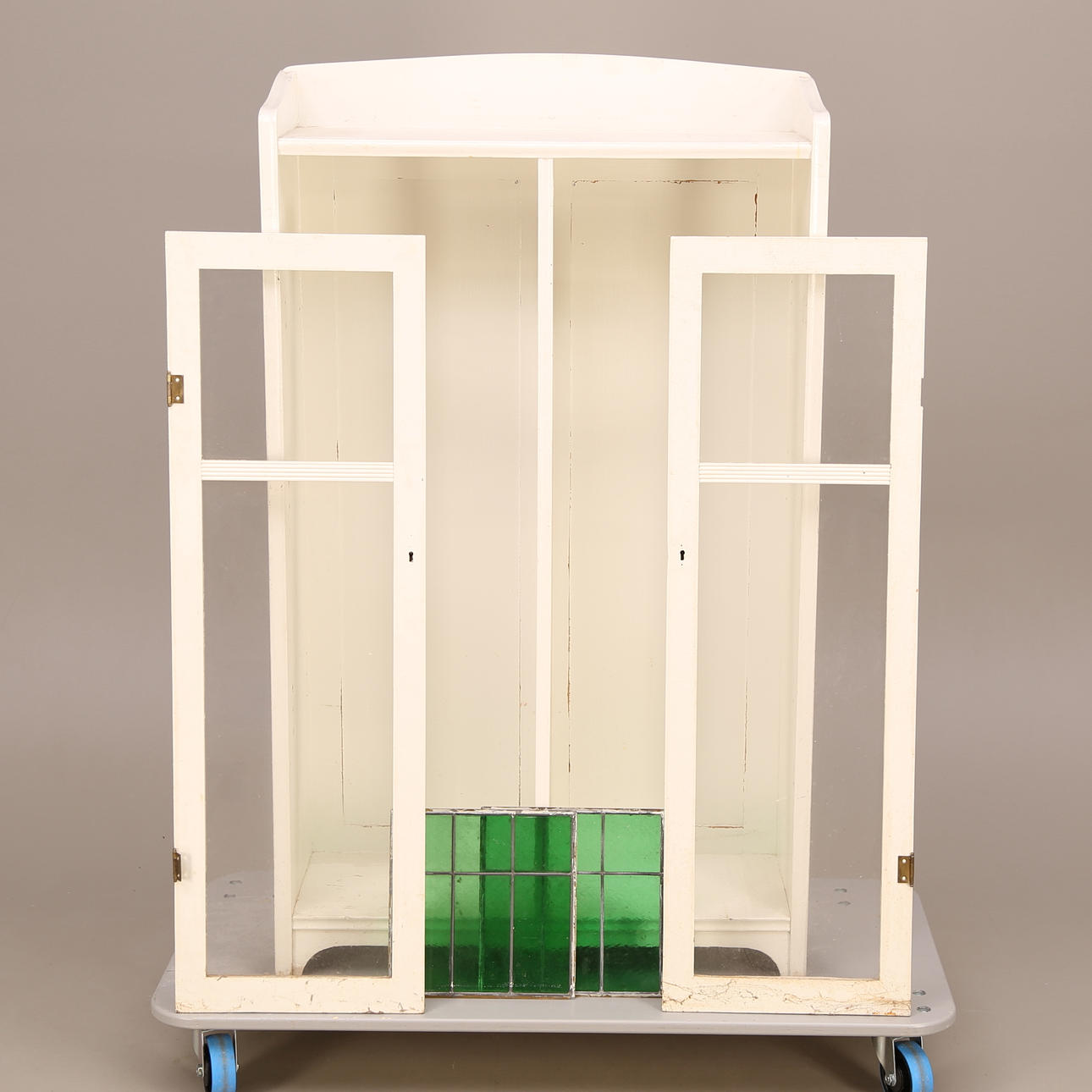 SKÅP med glasat dörrpar, vit, 18-/1900-tal.