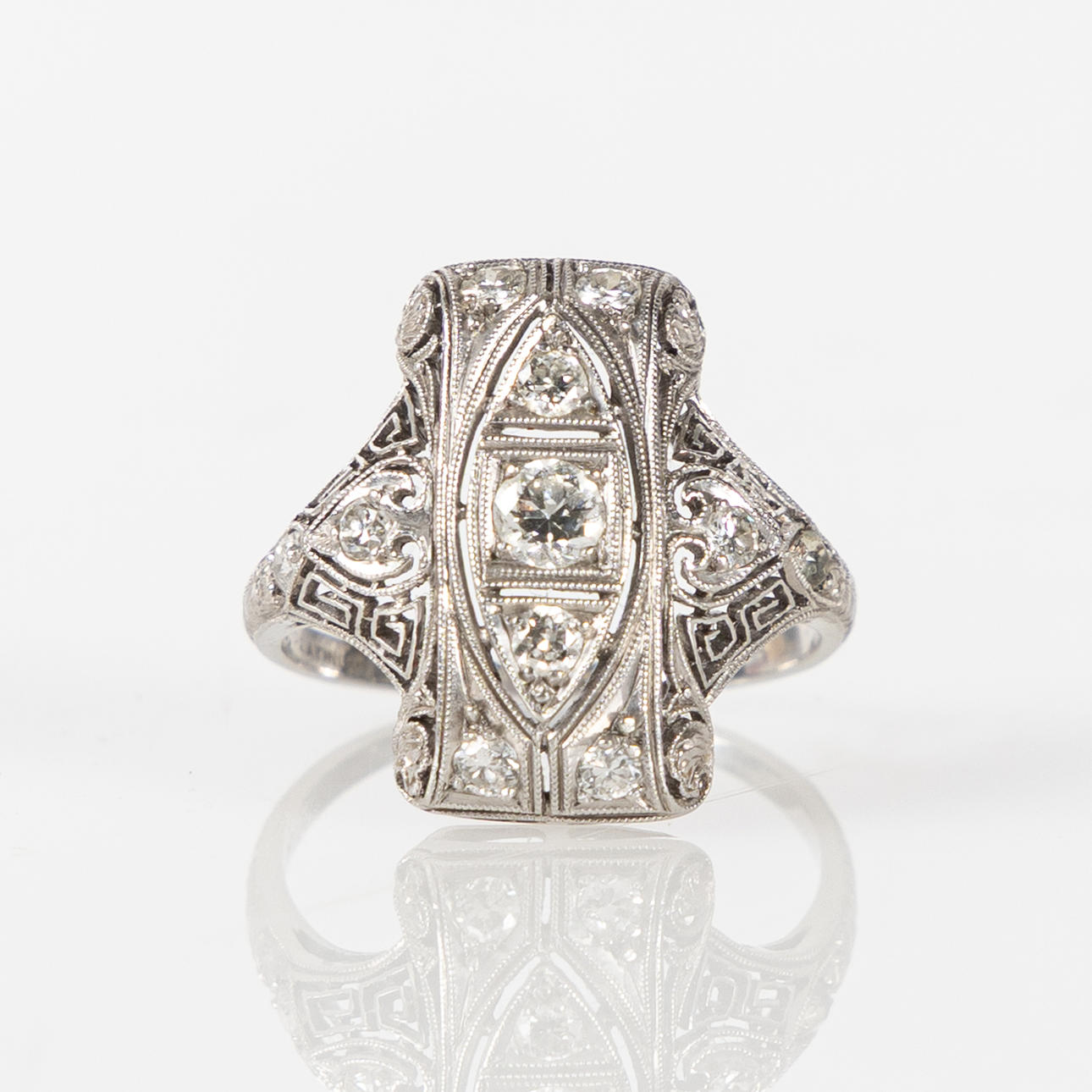 RING, platinum with old-cut diamonds.