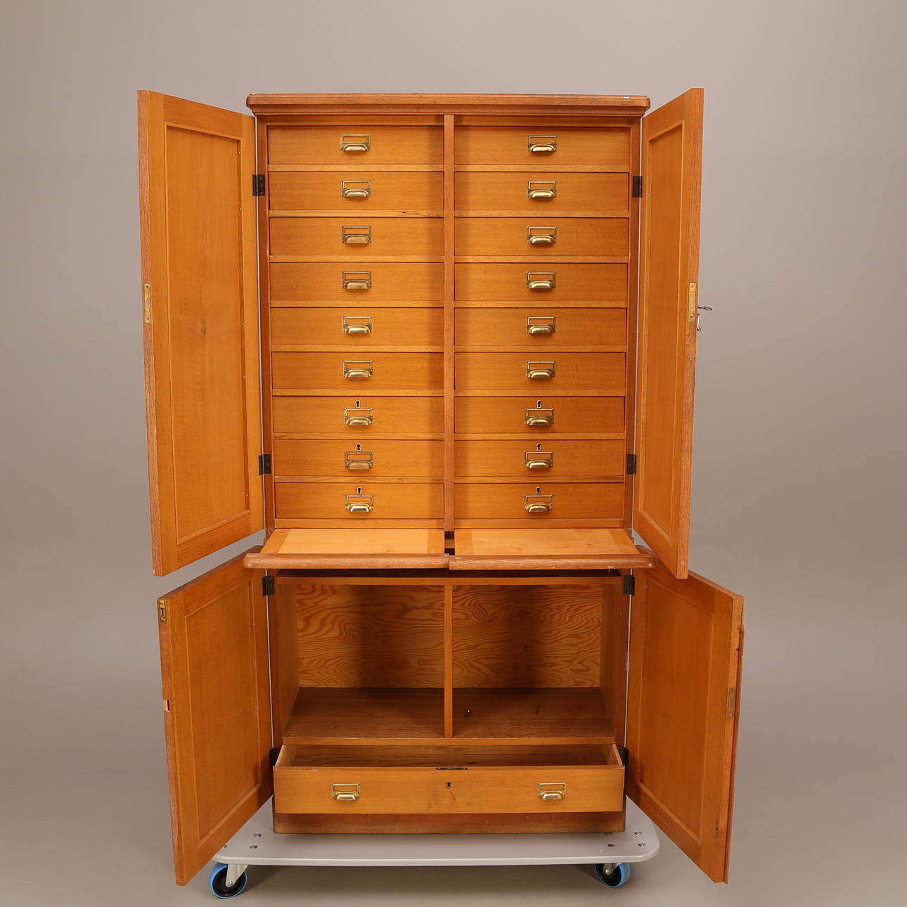 SKÅP, ek, två pardörrar, inredning med små lådor, tidigt 1900-tal.