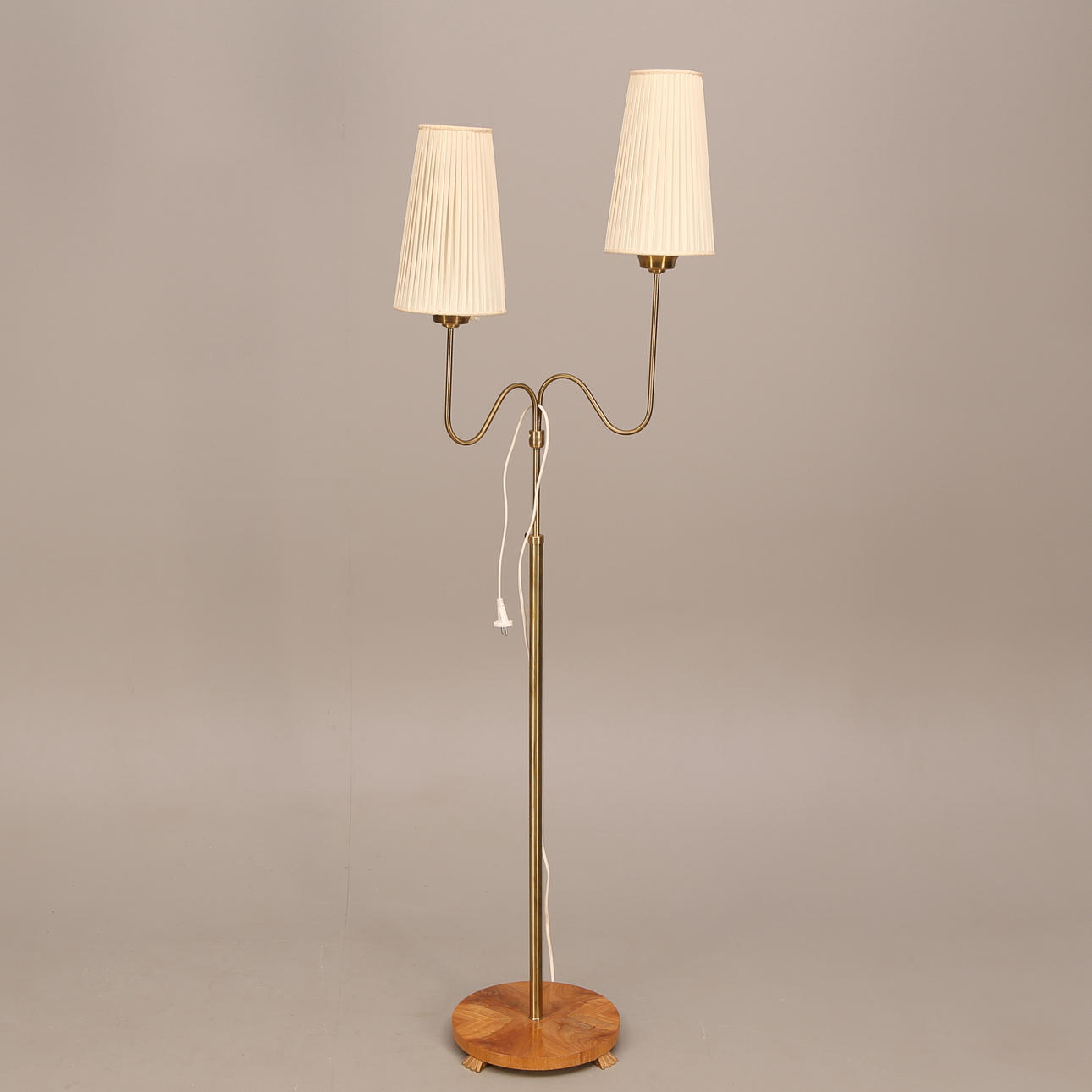 GOLVARMATUR, mässing, tvåarmad, 1900-tal.