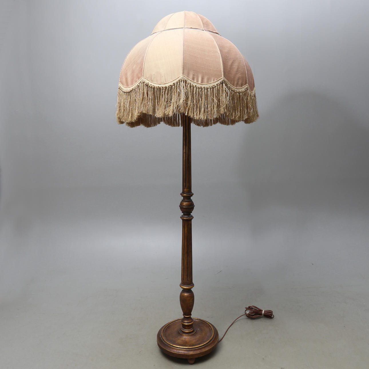 GOLVLAMPA, 1900-talets första hälft.