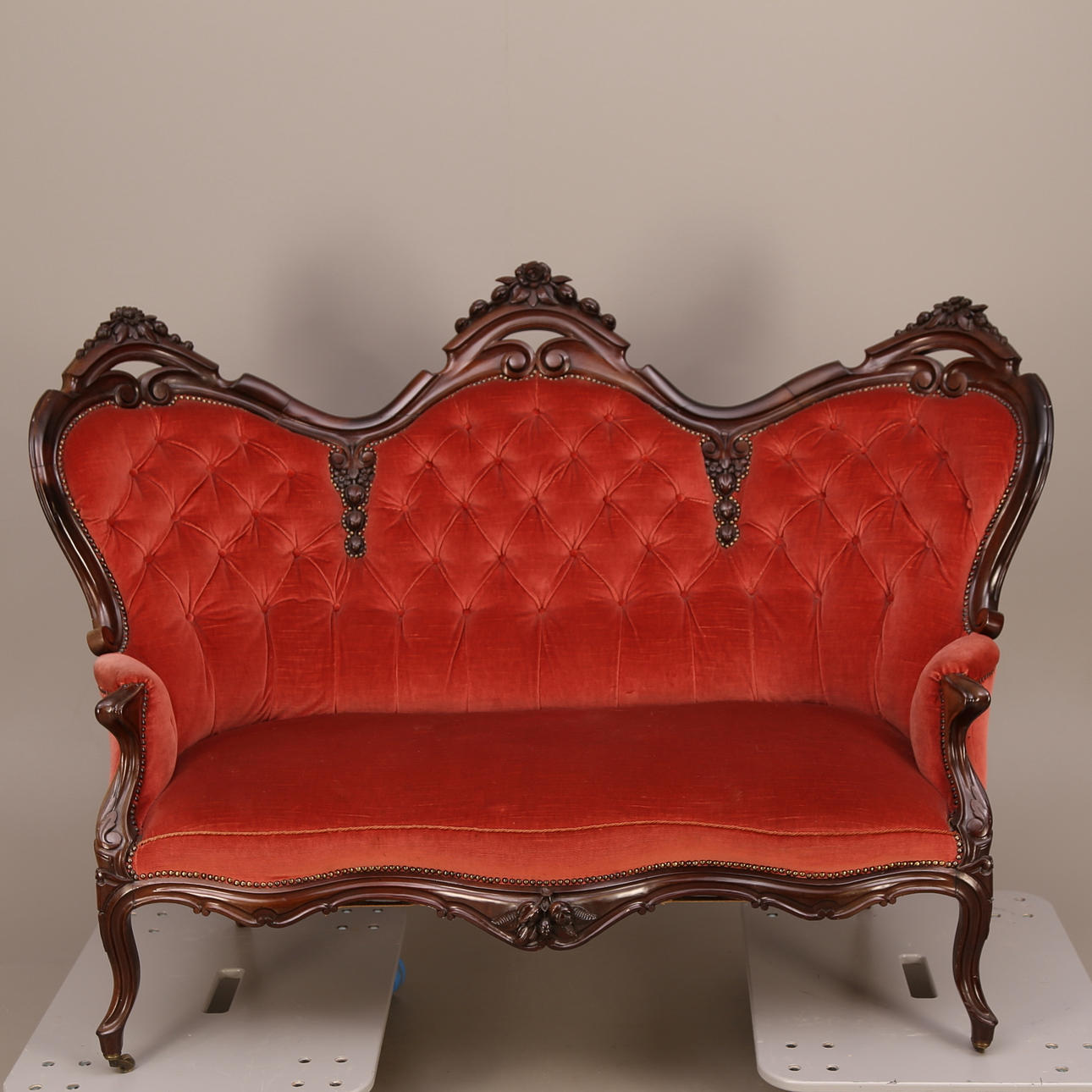 PARADSOFFA, röd sammet, 3-sits, 18-/1900-tal.