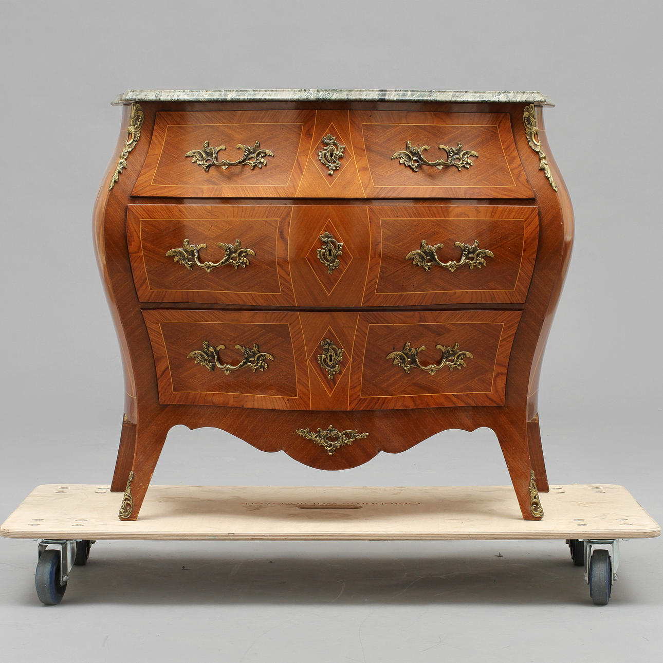 BYRÅ, rokokostil, 1900-tal.