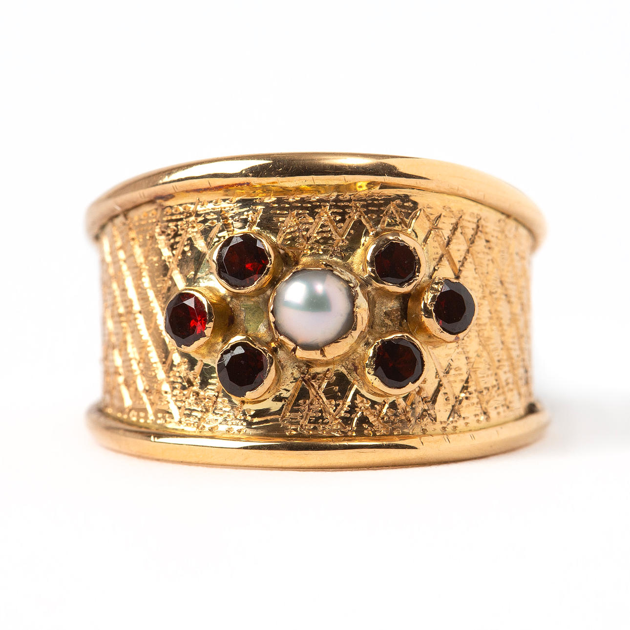 RING, 18K guld med sex st granater och en pärla, Stockholm, 1960-tal.