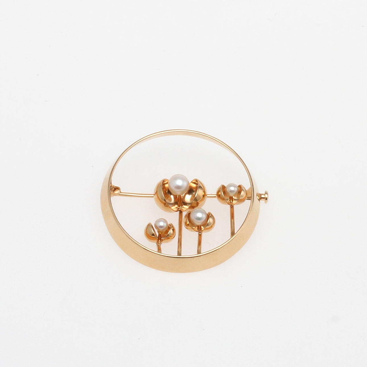 BROSCH, 14k guld med pärlor, vikt 7,6 gram. Nestor Westerback Oy, Helsingfors 1967.