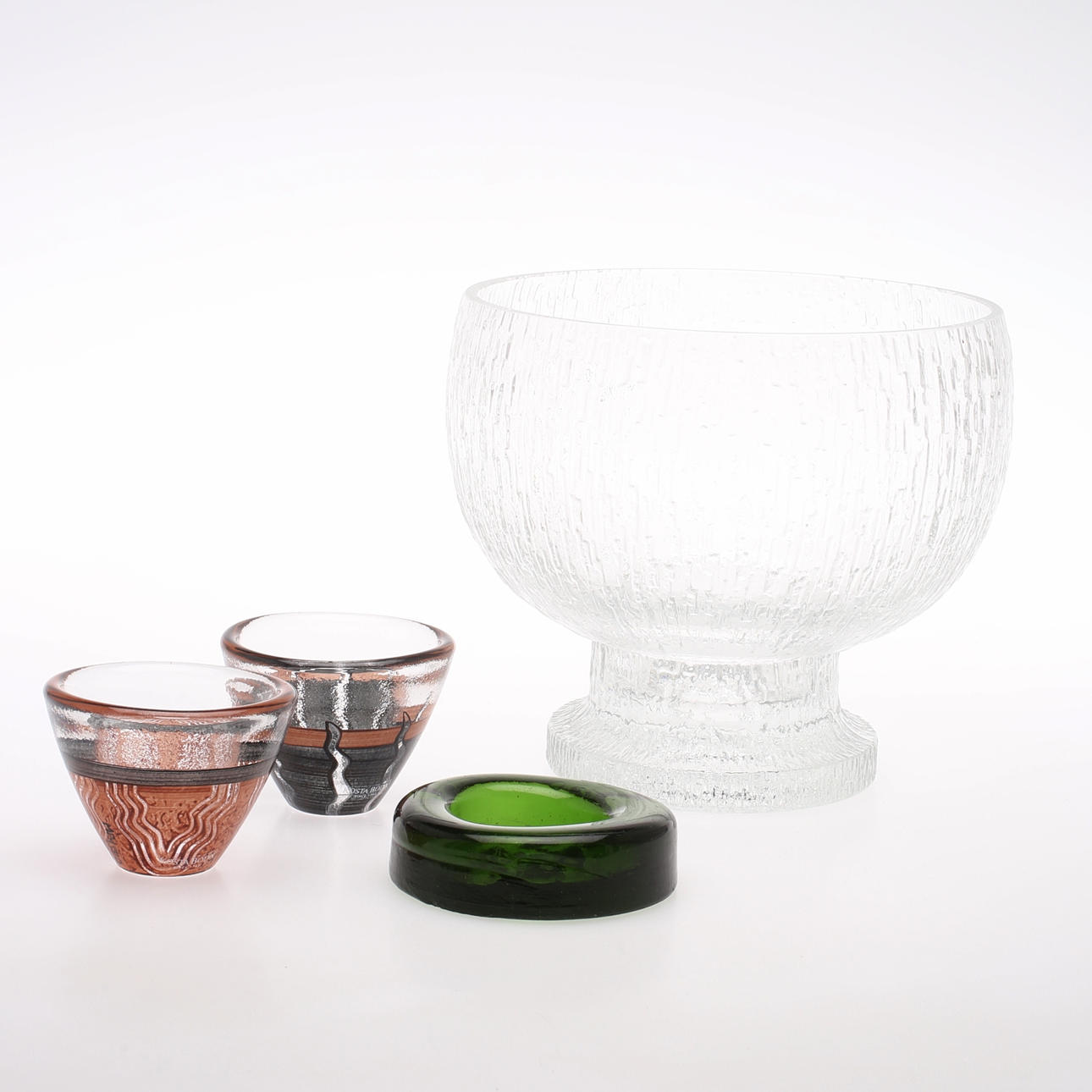 PARTI GLASFÖREMÅl, 4 delar, bl, a, Erik Höglund och Ulrica Hydman Vallien.