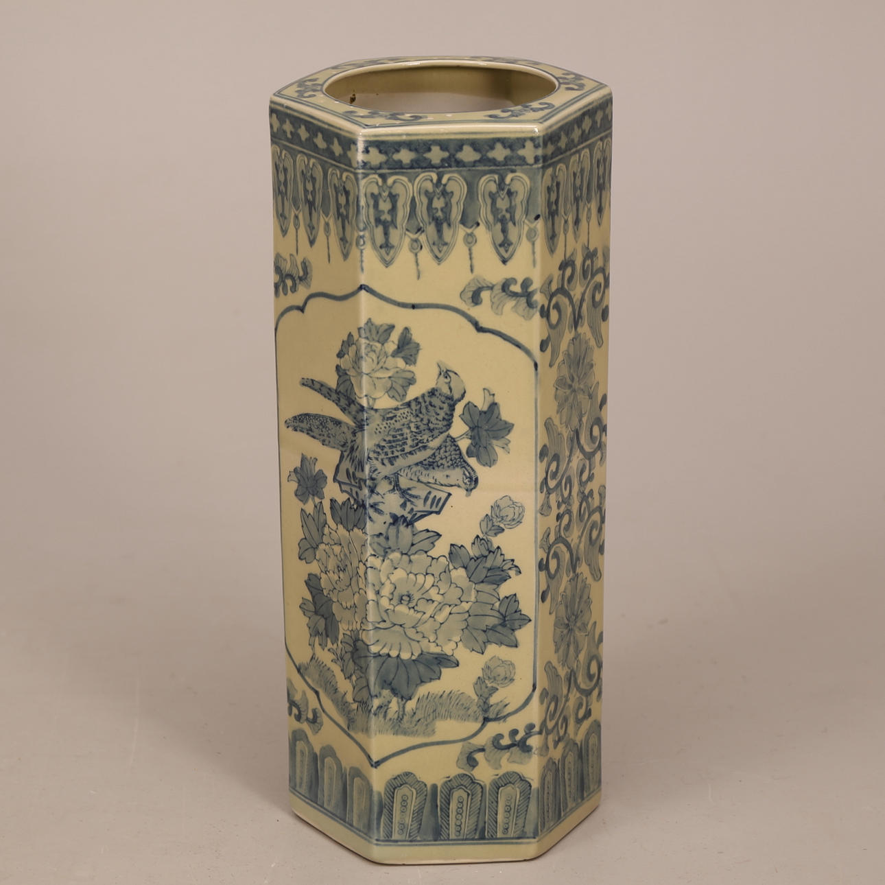 GOLVVAS, porslin, sexkantig, blå dekor / fågeldekor, 18-/1900-tal.