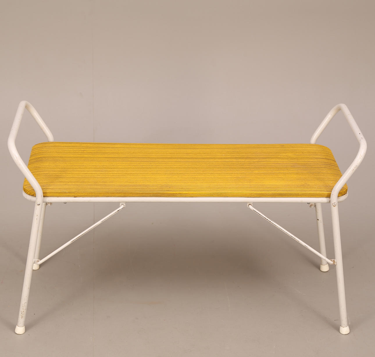 BÄNK, vit rörstomme, gul plastsits, 1960-tal.