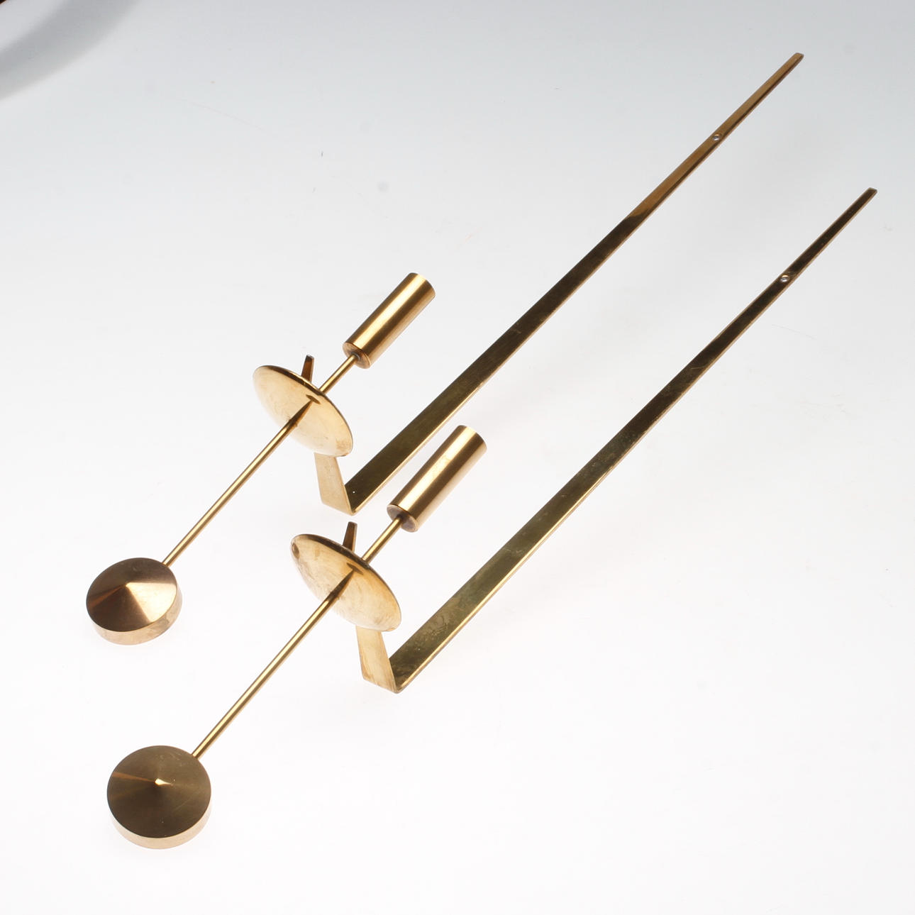 LJUSLAMPETTER, ett par, mässing. "Pendel", Pierre Forsell, Skultuna.