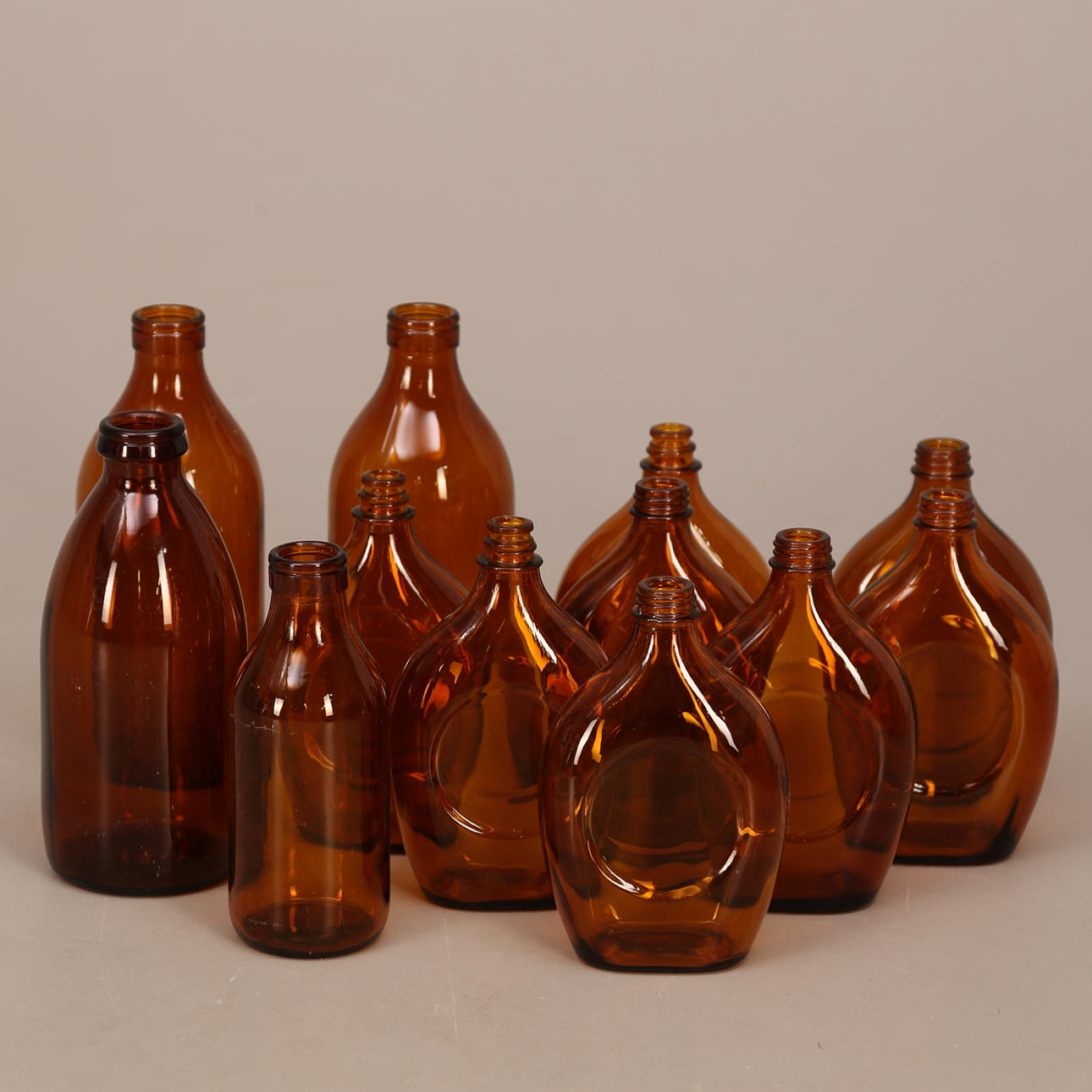 GLASFLASKOR, 12 st, bruna, 1900-tal.