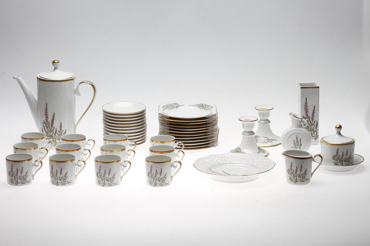 KAFFESERVISDELAR, porslin, 35 delar. "Ljung", Hackefors, 1900-talets andra hälft.