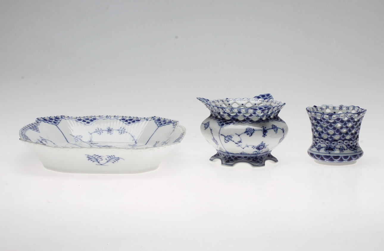 SKÅL, FAT samt VAS, porslin, helblond, Musselmalet.