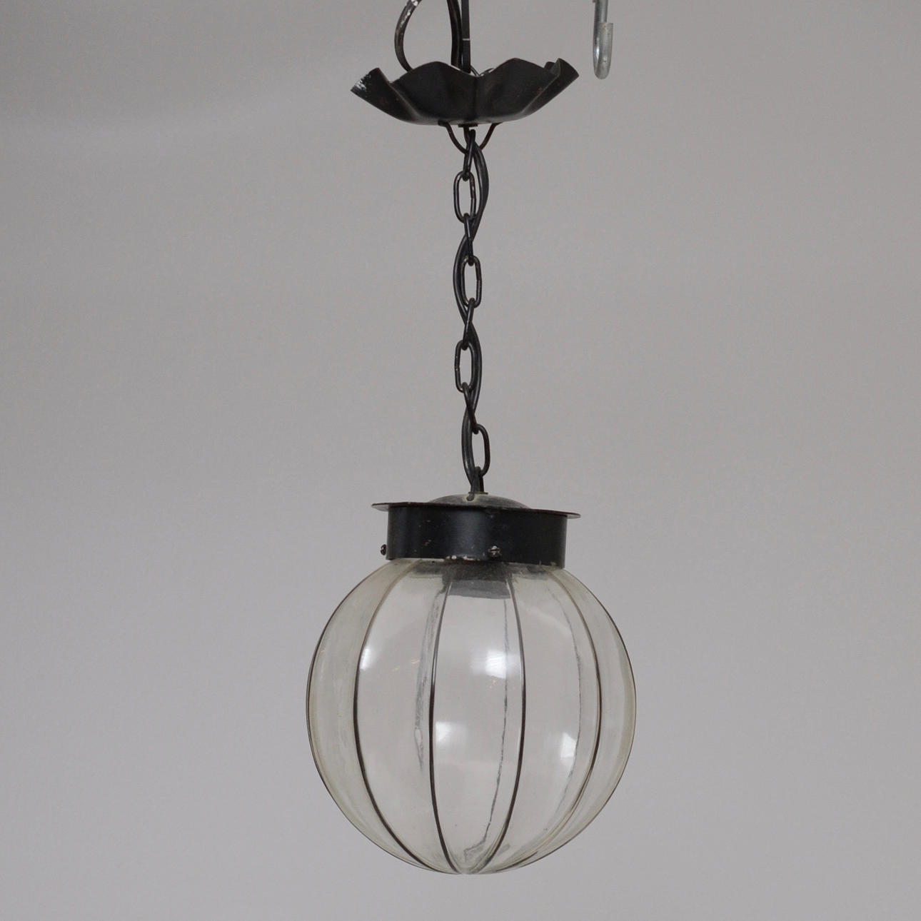 TAKLAMPA, GLAS, SVART PLÅT.